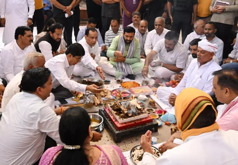 ऋषिकुलम् वेलनेस सेंटर उद्घाटन: मुख्यमंत्री ने दी योग और आयुर्वेद अपनाने की सलाह