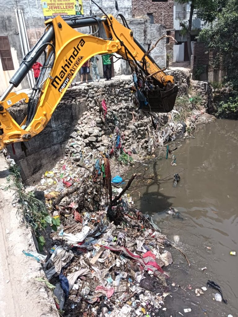 रविंद्र एन्क्लेव में नाले की सफाई: स्थानीय विधायक की त्वरित कार्रवाई से राहत