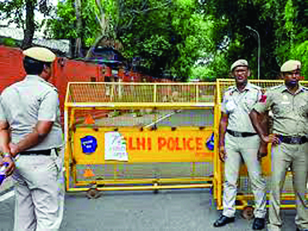 दिल्ली पुलिस की कार्यप्रणाली पर सख्त सवाल: करोड़ों की हेरोइन का रहस्य!