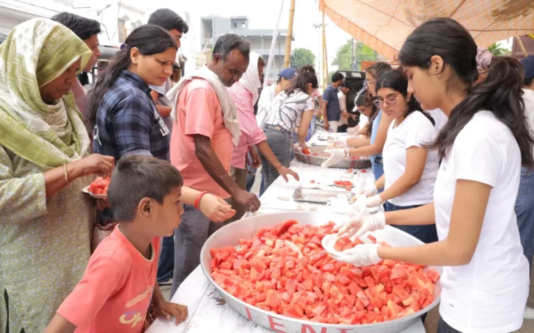 2500 लोगों को मुफ्त तरबूज़ खिलाने वाला हैल्पेज ऑर्फन्स का अनोखा शिविर