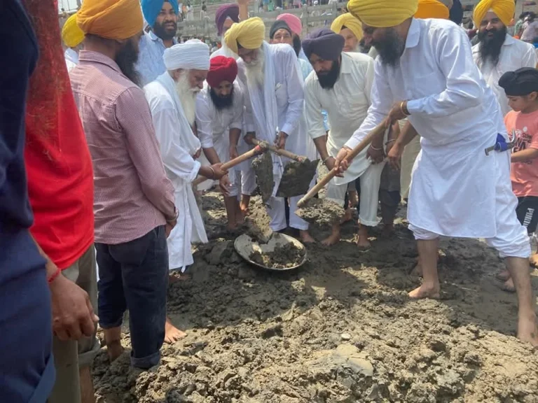गुरुद्वारा पंजोखरा साहिब में सरोवर की गाद निकालने की भव्य कारसेवा शुरू!