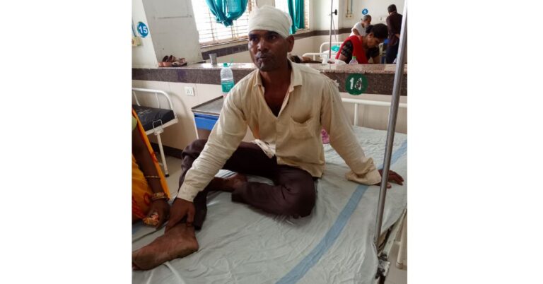 खाने के मना करने पर लाठी से हमला, अस्पताल में युवक हुआ घायल!