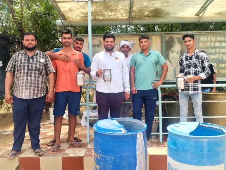 गर्मी में राहत: युवाओं ने लगाया मीठे पानी की छबील, लोगों की प्यास बुझाई