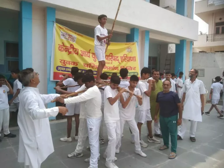 युवक चरित्र निर्माण शिविर: पसीना बहाकर बना रहे हैं राष्‍ट्र की नई पीढ़ी!