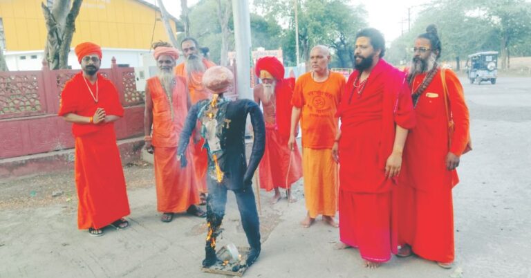 साधुओं की तुलना कुत्तों से, परमानंद गिरी महाराज पर फूटा गुस्सा!